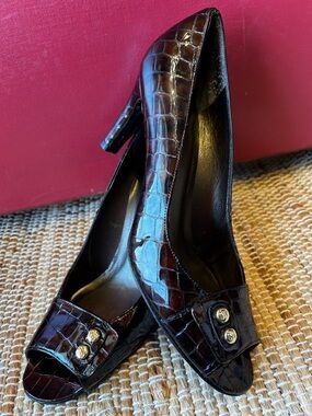 STUART WEISMAN s8.5 brn Croc-Embossed Peep-Toe Pumps-look NEW-mild wear soles